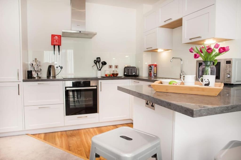 Stylish And Central Two Bedroom & Two Bathroom Apartment With Free Parking Exterior photo