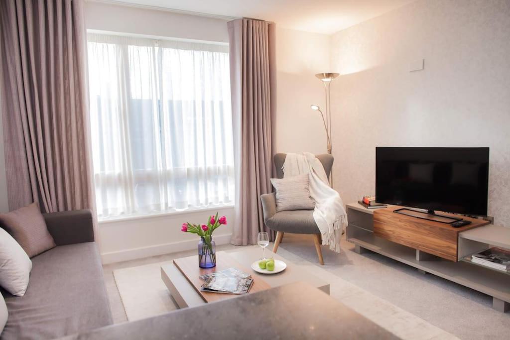 Stylish And Central Two Bedroom & Two Bathroom Apartment With Free Parking Exterior photo