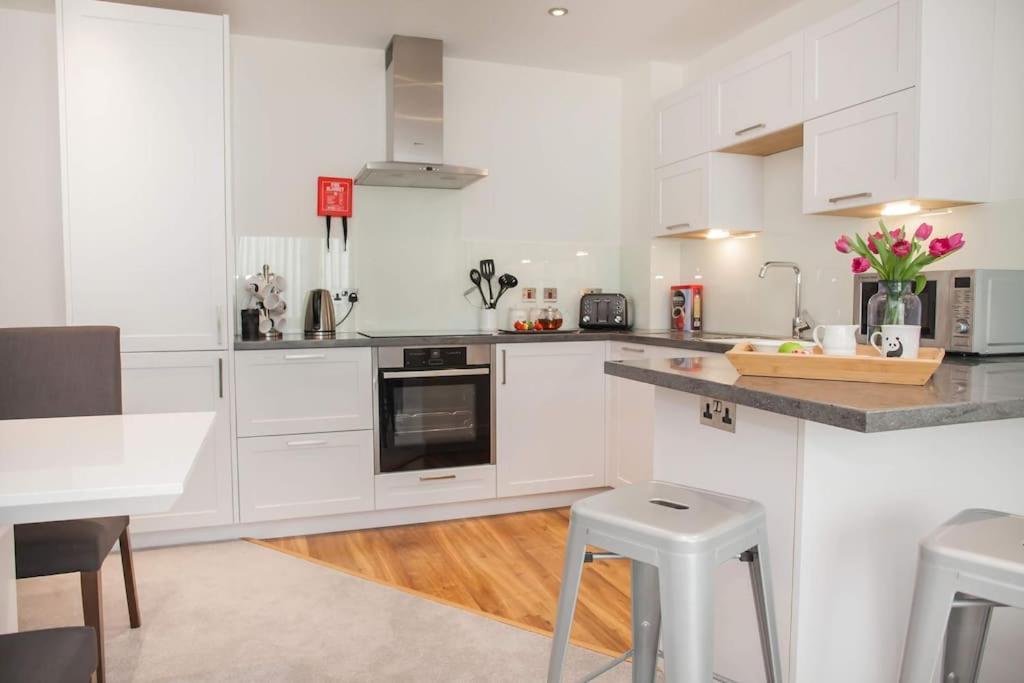 Stylish And Central Two Bedroom & Two Bathroom Apartment With Free Parking Exterior photo